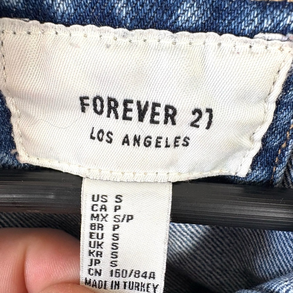 Forever 21 Distressed Cropped Denim Jacket Raw Hem Size S - Picture 6 of 10